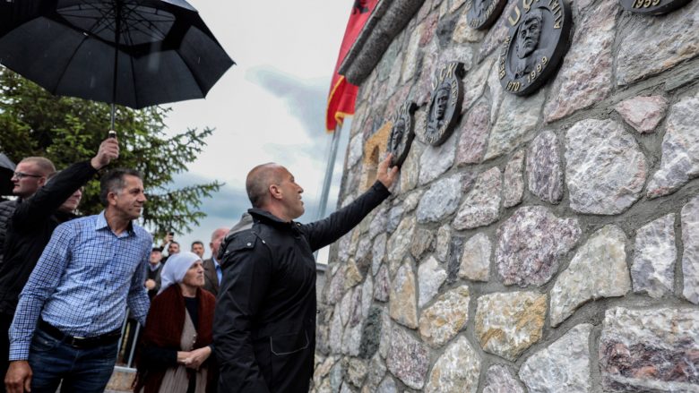 Haradinaj merr pjesë në zbulimin e memorialit në Gllogjan