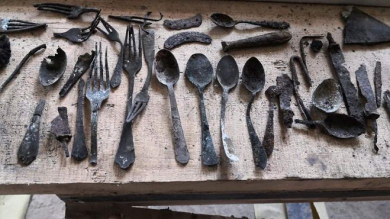 Një numër i mjeteve të fshehura në një oxhak u gjetën në kampin Auschwitz