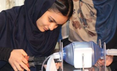Coronavirusi, vajzat nga Afganistani ndërtojnë ventilatorë me pjesë të makinave