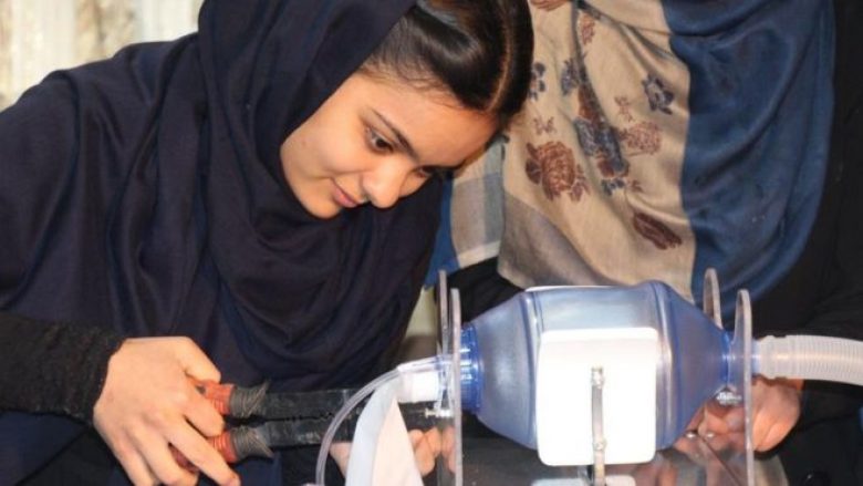 Coronavirusi, vajzat nga Afganistani ndërtojnë ventilatorë me pjesë të makinave