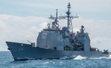 Ndërsa Kina zhvillon ushtrime detare me zjarr, luftarakja e SHBA-së lundron në ngushticën e Tajvanit