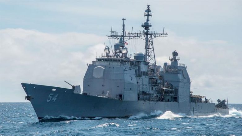 Ndërsa Kina zhvillon ushtrime detare me zjarr, luftarakja e SHBA-së lundron në ngushticën e Tajvanit