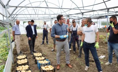 Ministri Mustafa viziton fermerët në Rahovec