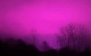 Qielli i errët në New York “ngjyroset” në rozë të ndritshme