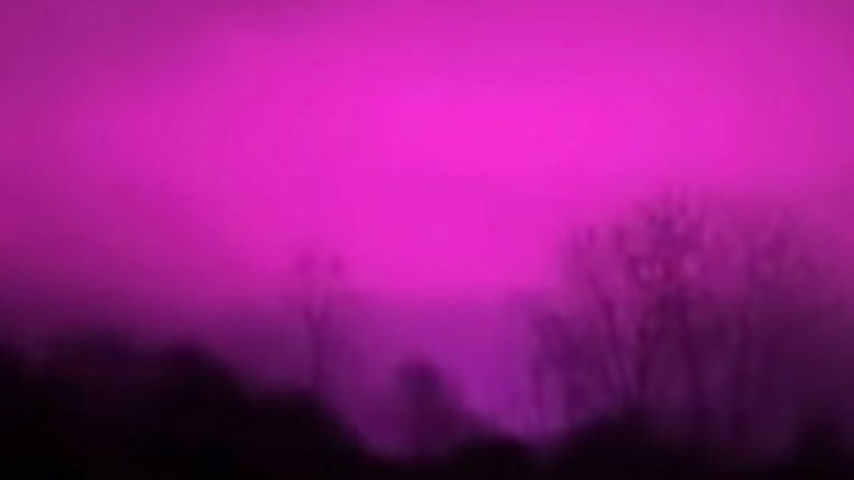 Qielli i errët në New York “ngjyroset” në rozë të ndritshme