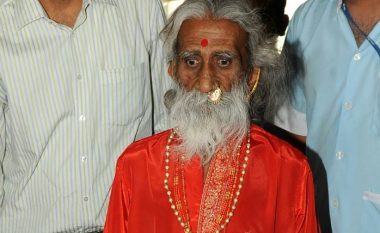 Praktikuesi i yogës në Indi i cili pretendoi që jetonte pa ushqim ose ujë, vdes në moshën 90 vjeçare