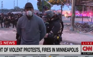 Po raportonte live nga Minneapolisi ku po zhvilloheshin protesta, pas vrasjes së një qytetari nga forcat e rendit – gazetari i CNN arrestohet