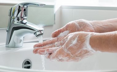 Ekspertët sugjerojnë të pastrohen duart gjashtë herë në ditë, për t’i ikur coronavirusit