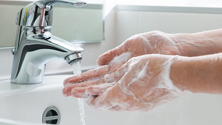 Ekspertët sugjerojnë të pastrohen duart gjashtë herë në ditë, për t’i ikur coronavirusit