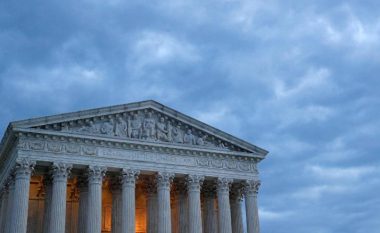 Momenti i turpshëm nga Gjykata Supreme në SHBA – drejtpërdrejt nga telekonferenca dëgjohet zhurma e ujit nga tualeti