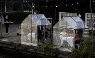 Restoranti në Amsterdam po i ofron klientëve hapësira të veçanta për të darkuar, ndërsa mbrohen nga coronavirusi