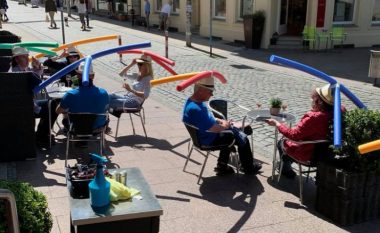 Kafeneja gjermane detyron klientët që me kapele speciale të mbajnë distancën