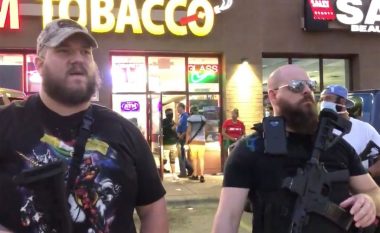 Qytetarët e armatosur mbrojnë dyqanet nga grabitësit mes protestave të shkaktuara nga vdekja e burrit me ngjyrë në SHBA