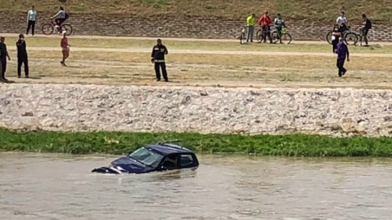 Nxirret një veturë nga Lumi Vardar