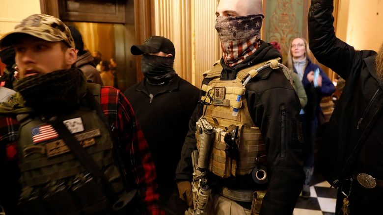 Protestuesit e armatosur hyjnë në parlamentin e shtetit të Miçiganit