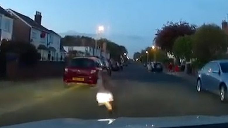Momenti rrëqethës – kaloi rrugën me shpejtësi, vajza për pak shpëton pa u goditur nga vetura
