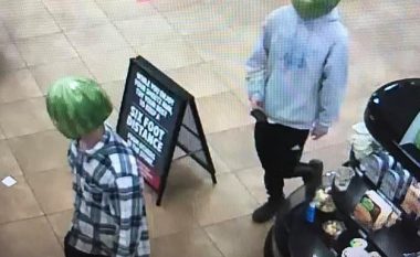 Dy burra në SHBA vendosën shalqinj mbi kokë dhe kryen vjedhje në një dyqan