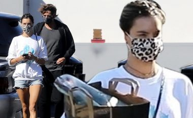Alessandra Ambrosio dhe i dashuri i saj Nicolo Oddi shfaqen me maska, ndërsa ishin për blerje në një market në Los Angeles