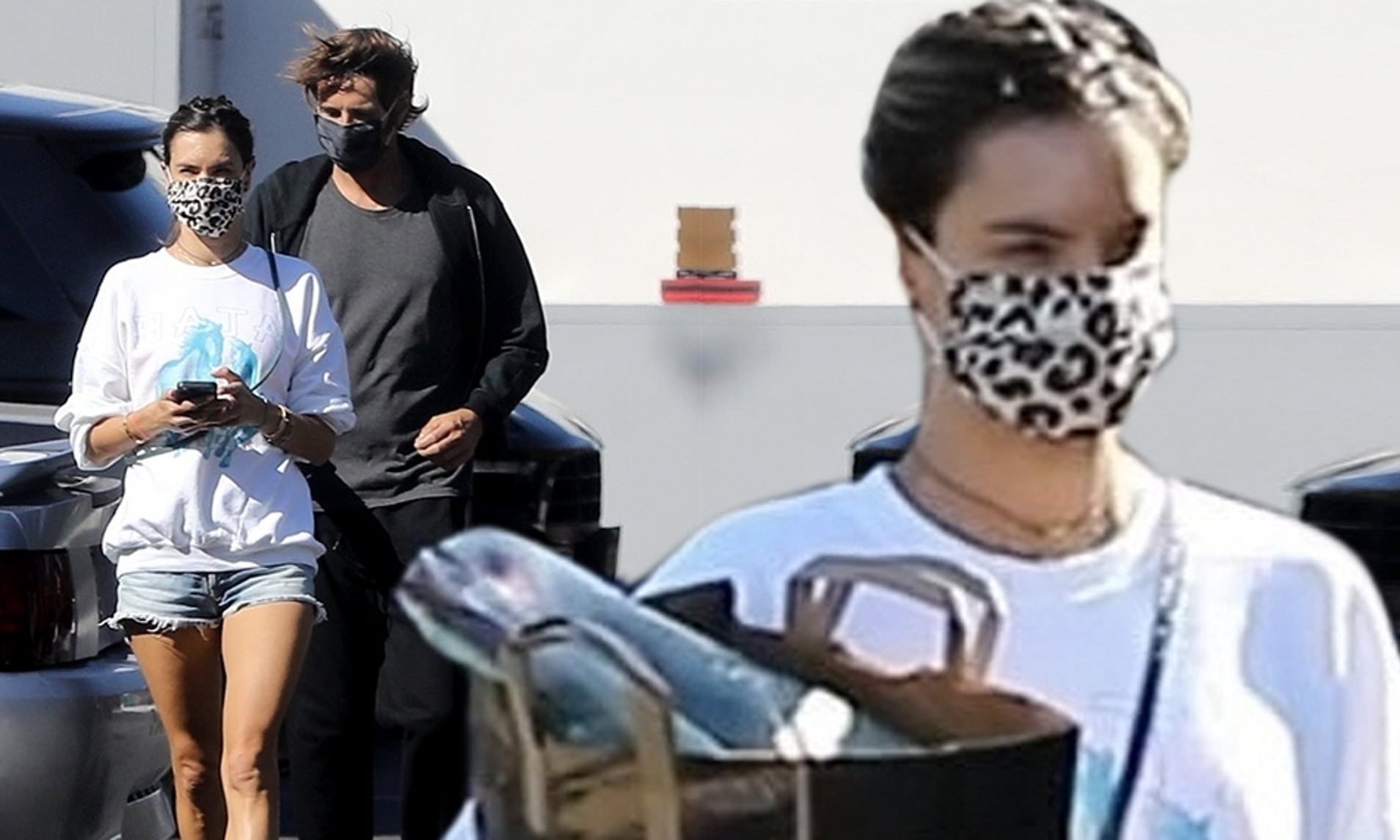 Alessandra Ambrosio dhe i dashuri i saj Nicolo Oddi shfaqen me maska, ndërsa ishin për blerje në një market në Los Angeles