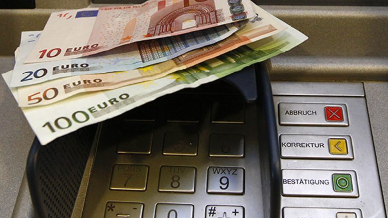 Kishte mbuluar kamerën e një bankomati në Prishtinë, intervistohet nga Policia