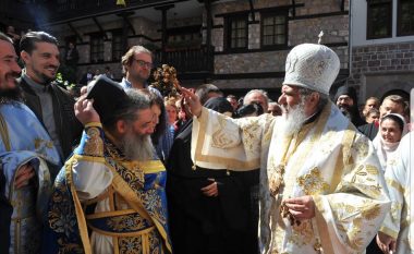 Qindra besimtarë ortodoksë në Strugë festuan pa maska dhe pa largësi trupore