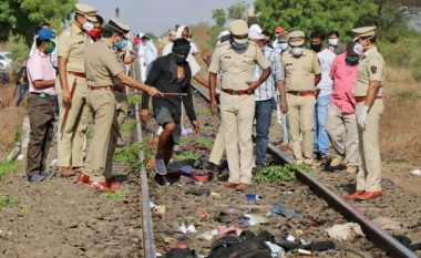 Treni vrau 14 punëtorë në Indi pasi kishinë rënë në gjumë tek shinat