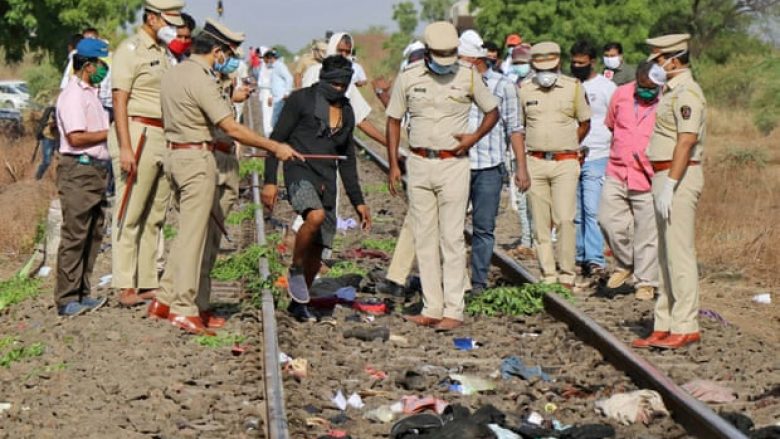 Treni vrau 14 punëtorë në Indi pasi kishinë rënë në gjumë tek shinat