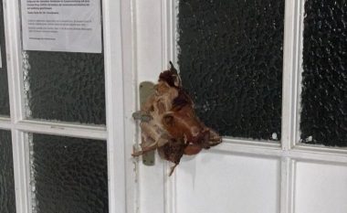 Koka e derrit vendoset në derën e një xhamie në Gjermani