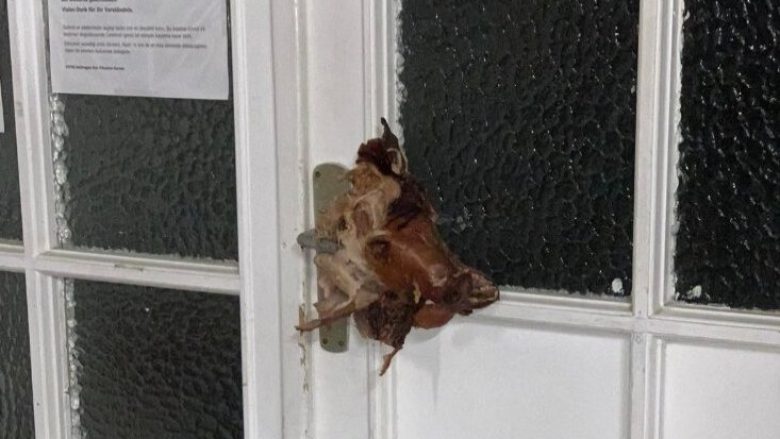 Koka e derrit vendoset në derën e një xhamie në Gjermani
