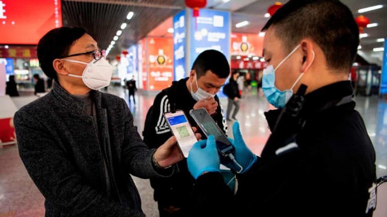 Qyteti kinez planifikon të krijojë një aplikacion të përhershëm të coronavirusit, i cili do të monitorojë gjendjen shëndetësore të njerëzve