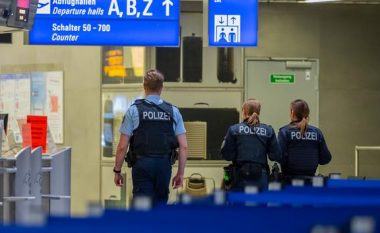 Amerikani shkoi për të takuar të dashurën, përdori një mënyrë interesante për të “mashtruar” policinë gjermane në aeroport