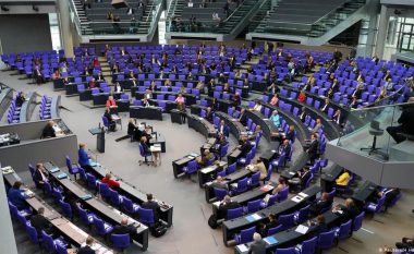 Bundestagu gjerman kundërshton korrigjimin e kufijve, debaton për mandatin e KFOR-it