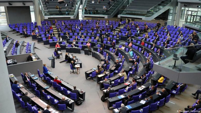 Bundestagu gjerman kundërshton korrigjimin e kufijve, debaton për mandatin e KFOR-it