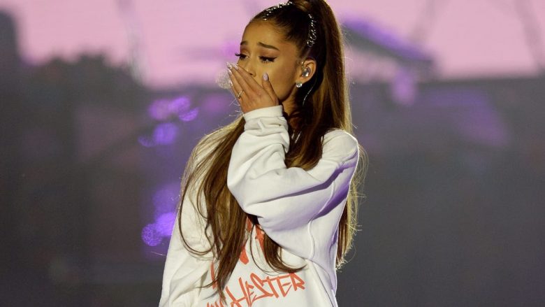 Ariana Grande me mesazh të përzemërt për fansat në përvjetorin e tretë të sulmit terrorist në Manchester