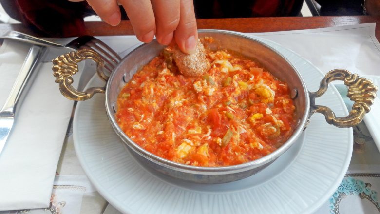 Salca turke: Kafjall tradicional nga vezët, domatet dhe specat!