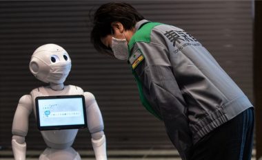 Robotë humanoidë në hotelin për pacientët me coronavirus
