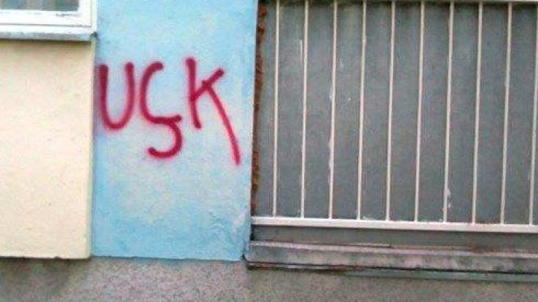 Shkroi “UÇK” në murin e një shkolle serbe në Vushtrri, arrestohet i dyshuari