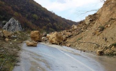 Mbyllet për qarkullim rruga kryesore Hani i Elezit-Gorancë-Glloboçicë