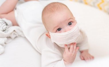 Vendosja e maskave është e rrezikshme për fëmijët nën moshën dy vjeç, thonë ekspertët japonezë