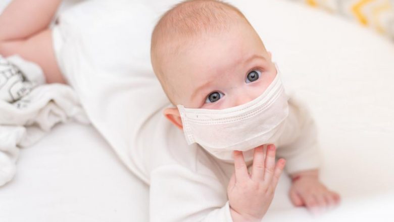 Vendosja e maskave është e rrezikshme për fëmijët nën moshën dy vjeç, thonë ekspertët japonezë