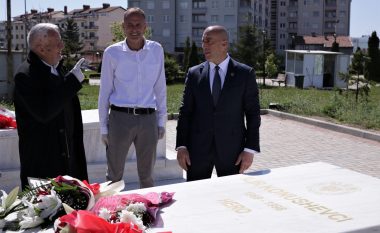 Haradinaj, homazhe tek varret e Ilir Konushevcit e Hazir Malajt në 22-vjetorin e rënies