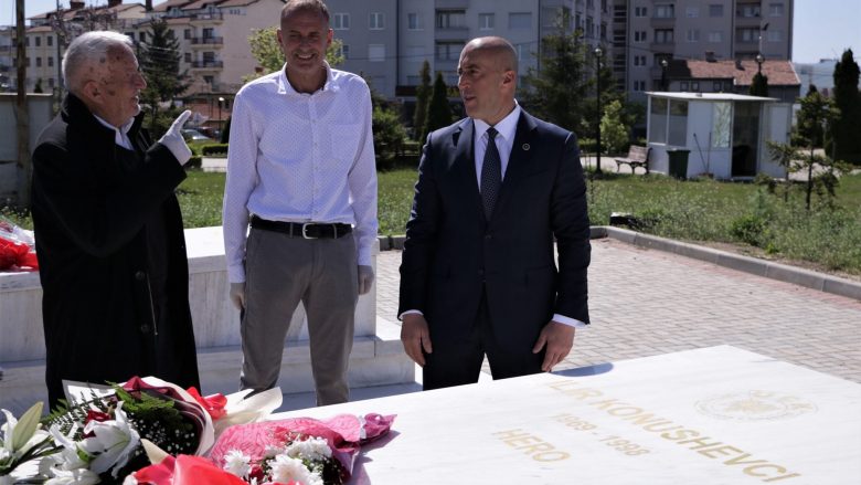 Haradinaj, homazhe tek varret e Ilir Konushevcit e Hazir Malajt në 22-vjetorin e rënies