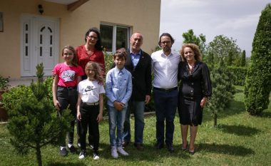 Haradinaj pritet nga familja e dëshmorit Halil Berisha: Kjo familje Atdheun e vendosi mbi çdo gjë tjetër