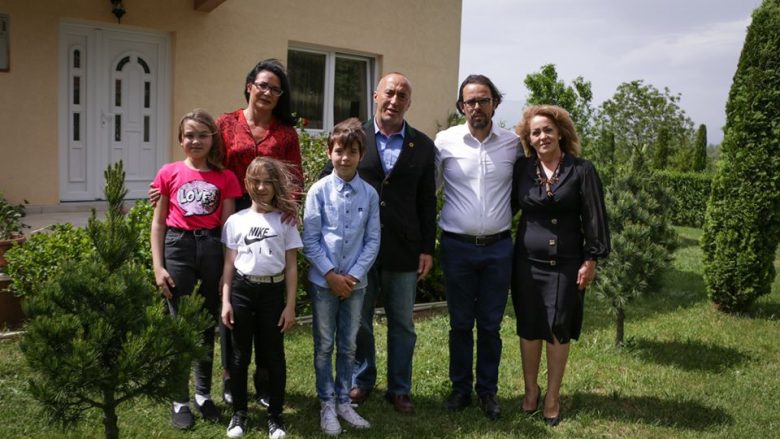 Haradinaj pritet nga familja e dëshmorit Halil Berisha: Kjo familje Atdheun e vendosi mbi çdo gjë tjetër