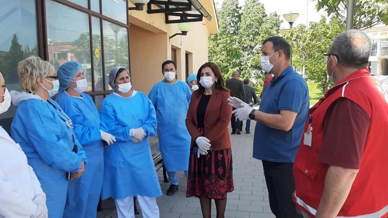 Gashi: Mjekët dhe infermierët janë heronjtë e vërtetë gjatë këtyre ditëve të pandemisë