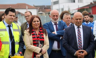 Ministrja e Sportit, Vlora Domoshi dhe kryetari Ardian Gjini vënë gurthemelin e ‘Stadiumit të Qytetit’ në Gjakovë