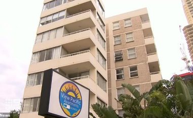 Adoleshenti australian ra nga ballkoni i katit të tretë, i ndjekur nga tre plaçkitës të armatosur që donin t’ia vidhnin telefonin