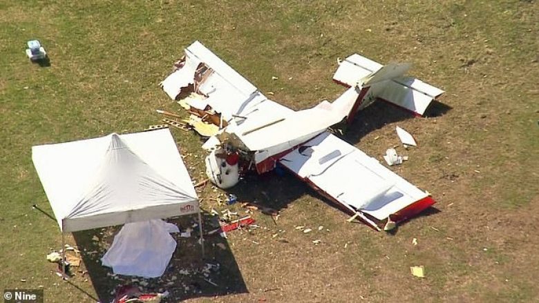 Aksident me aeroplanin që e ndërtoi vet, piloti i bllokuar në kabinë nuk mundi t’u mbijetojë plagëve