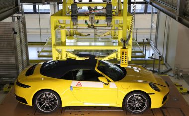 Blerësve të Porsche 911 dhe 718 iu mundësohet t’i shohin makinat duke u prodhuar