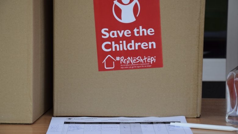 Save the Children në Kosovë shpërndanë sot 100 pako në dhjetë shkolla fillore të Kosovës